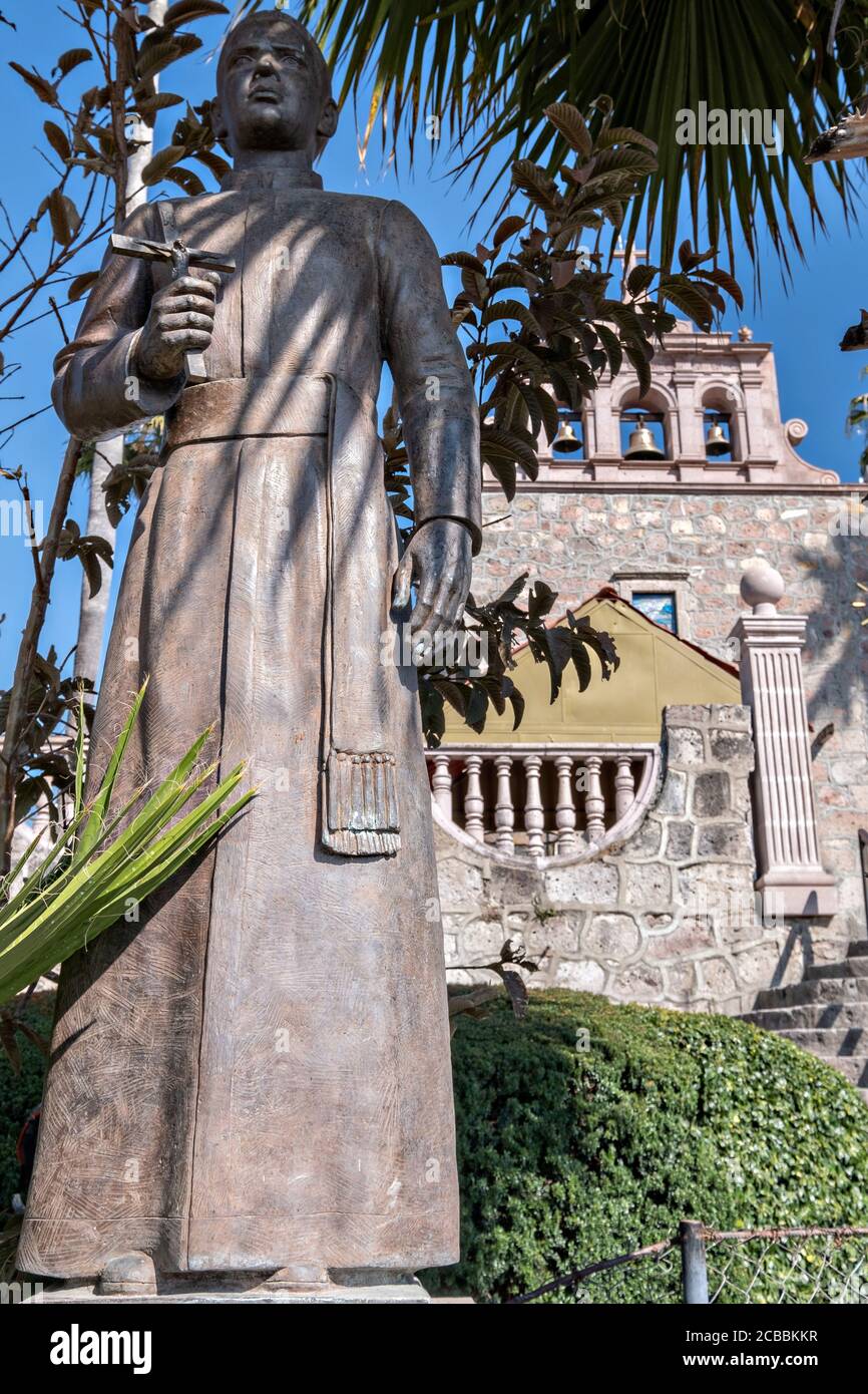 Statue des Heiligen Toribio bei der Kapelle, in der er Pfarrer in Santa Ana de Guadalupe, Bundesstaat Jalisco, Mexiko war. Pater Toribio war ein mexikanischer katholischer Priester und Märtyrer, der während der antiklerikalen Verfolgungen des Cristero-Krieges getötet wurde. Stockfoto