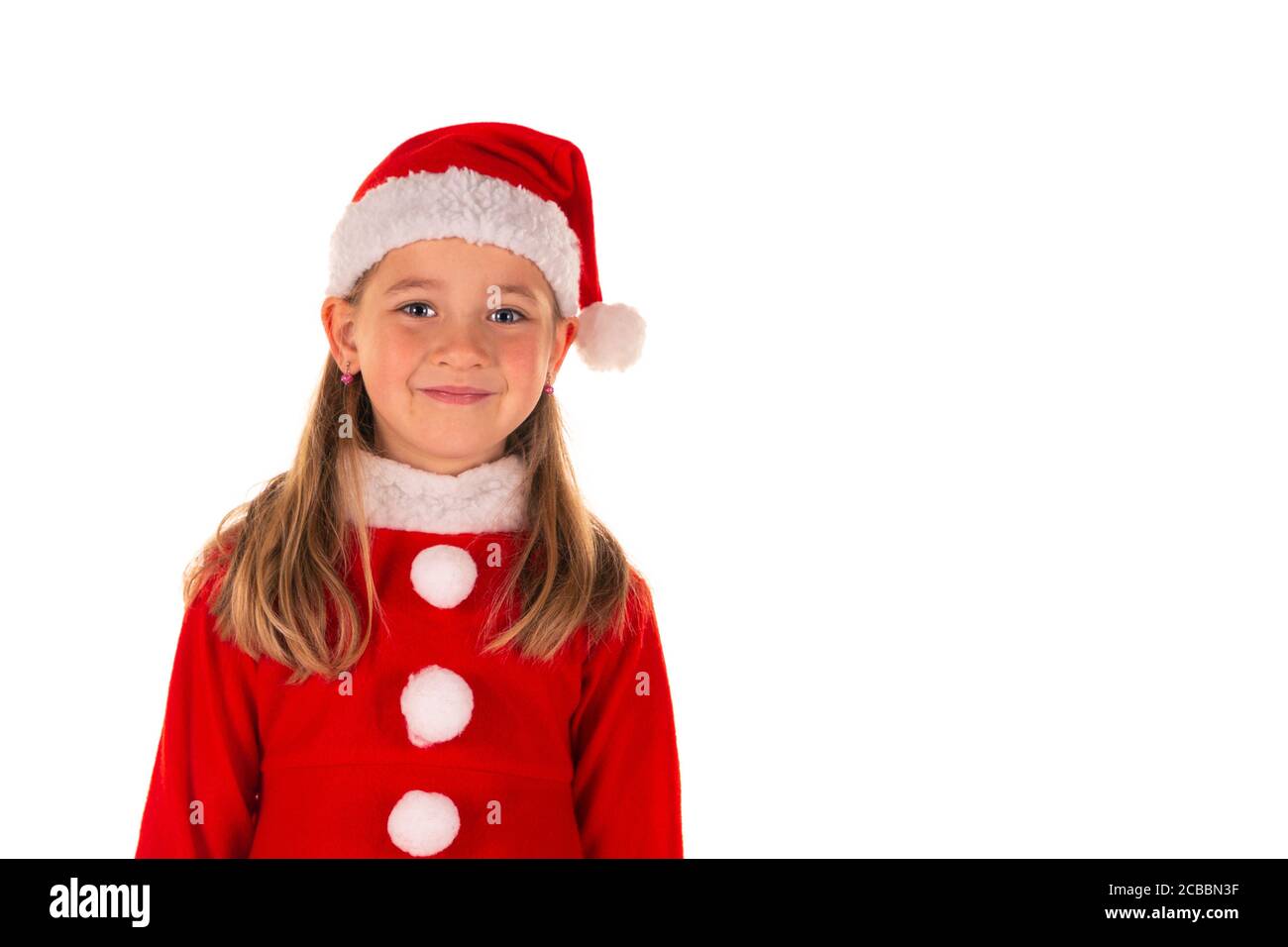 Portrait der schönen fröhlichen 8 Jahre altes Mädchen lächelnd und Tragen rote weihnachtskostüm mit rotem Kleid und einem Weihnachtsmann Claus Hut isoliert auf weiß Stockfoto