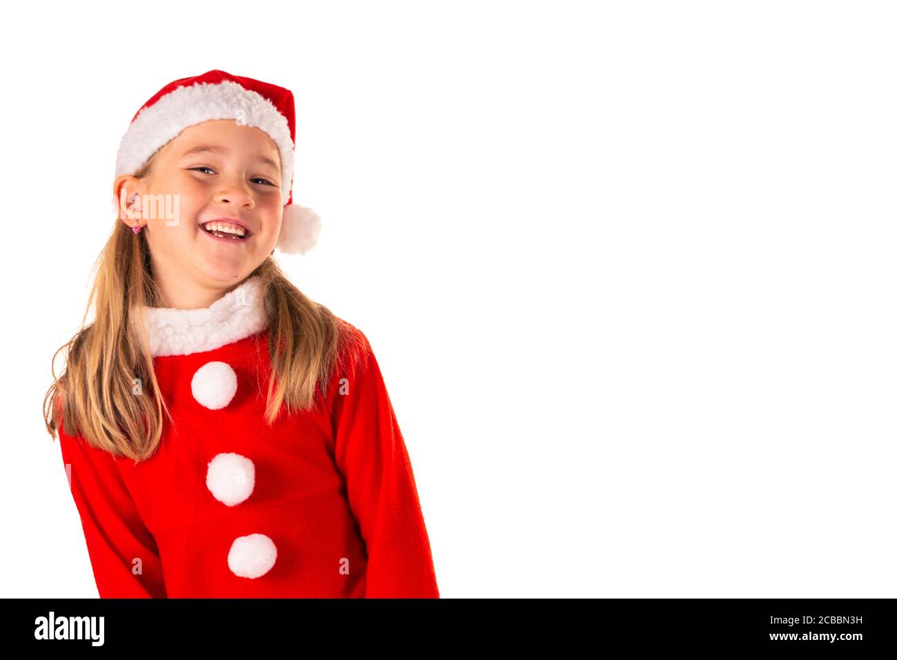 Portrait der schönen fröhlichen 8 Jahre altes Mädchen lächelnd und Tragen rote weihnachtskostüm mit rotem Kleid und einem Weihnachtsmann Claus Hut isoliert auf weiß Stockfoto