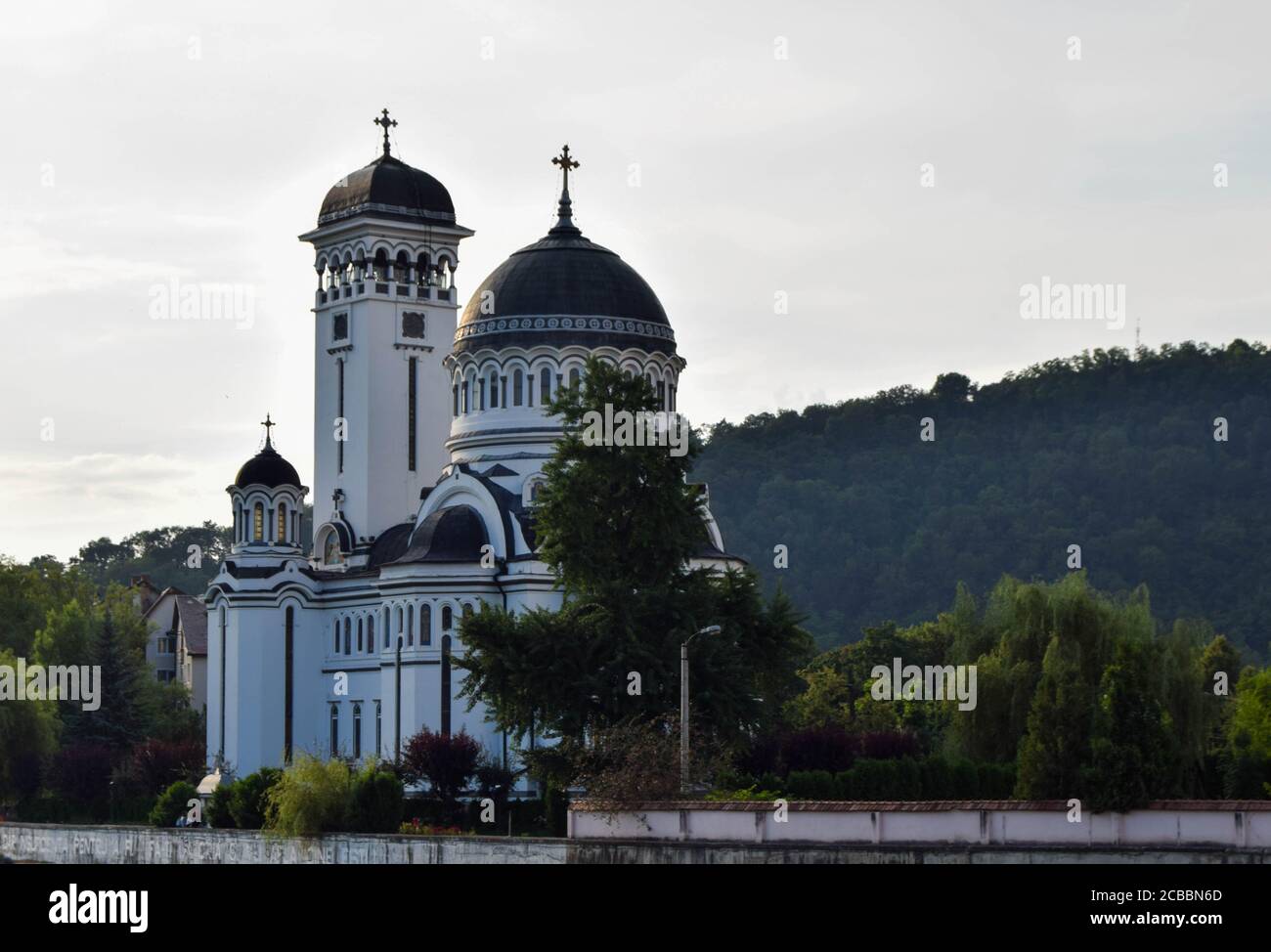 Außenansicht der orthodoxen Kirche der Heiligen Dreifaltigkeit in Sighisoara, Rumänien Stockfoto