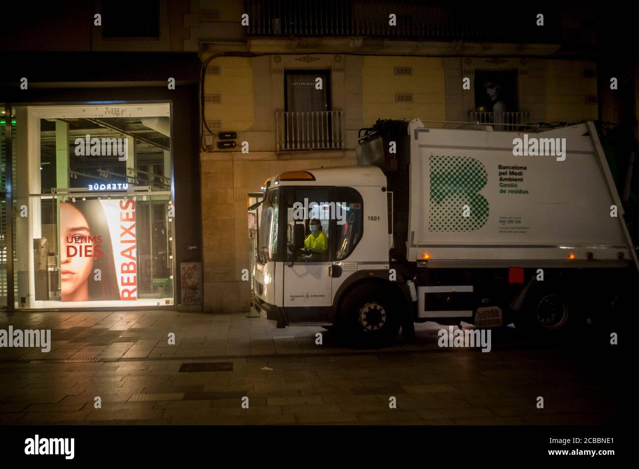 11. August 2020, Barcelona, Katalonien, Spanien: Eine Frau fährt nachts einen Müllwagen an der leeren Einkaufsstraße Portal del Angel in Barcelona vorbei. An diesem 11. August 2020 meldete Spanien seit Freitag 8,618 neue Covid-19 Fälle. Quelle:Jordi Boixareu/Alamy Live News Stockfoto