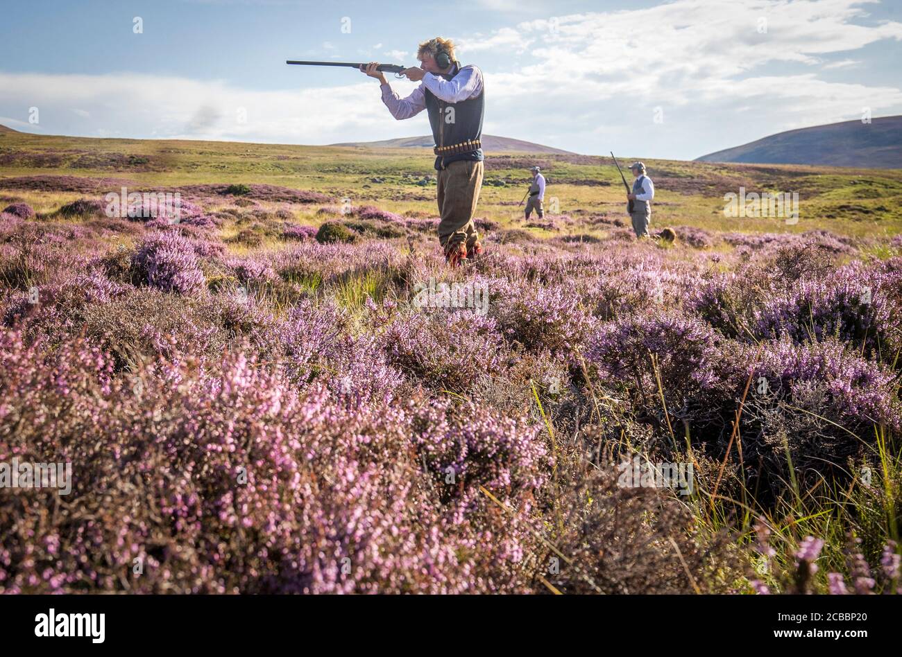 Mitglieder einer Schießparty auf den Mooren des Rottal Estate in Glen Clova, nahe Kirriemuir, Angus, als der glorreiche 12., der offizielle Start der Rottenhuhnschießsaison, beginnt. Stockfoto