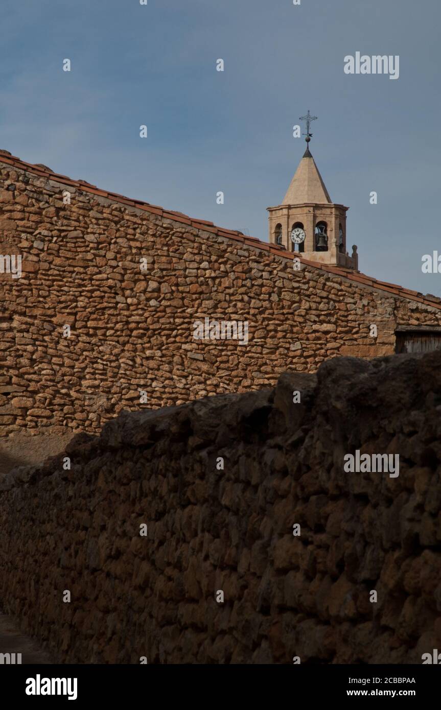 Steinmauern und Turm der Kirche Nuestra Senora de la Natividad. Bello. Teruel. Aragon. Spanien. Stockfoto