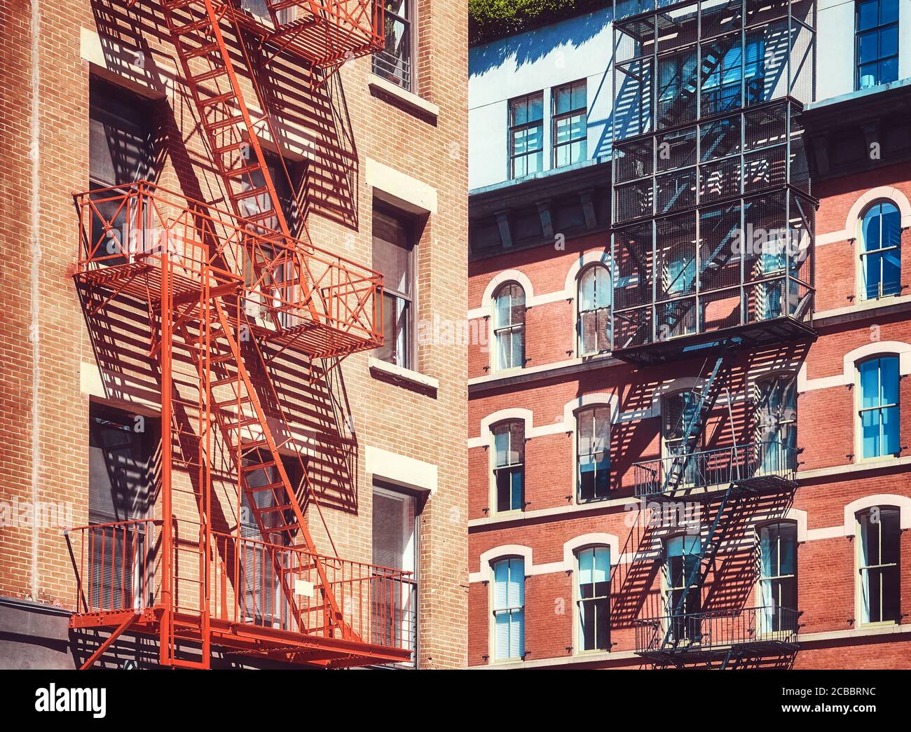 Alte Wohngebäude mit Feuertreppen, New York City, USA. Stockfoto