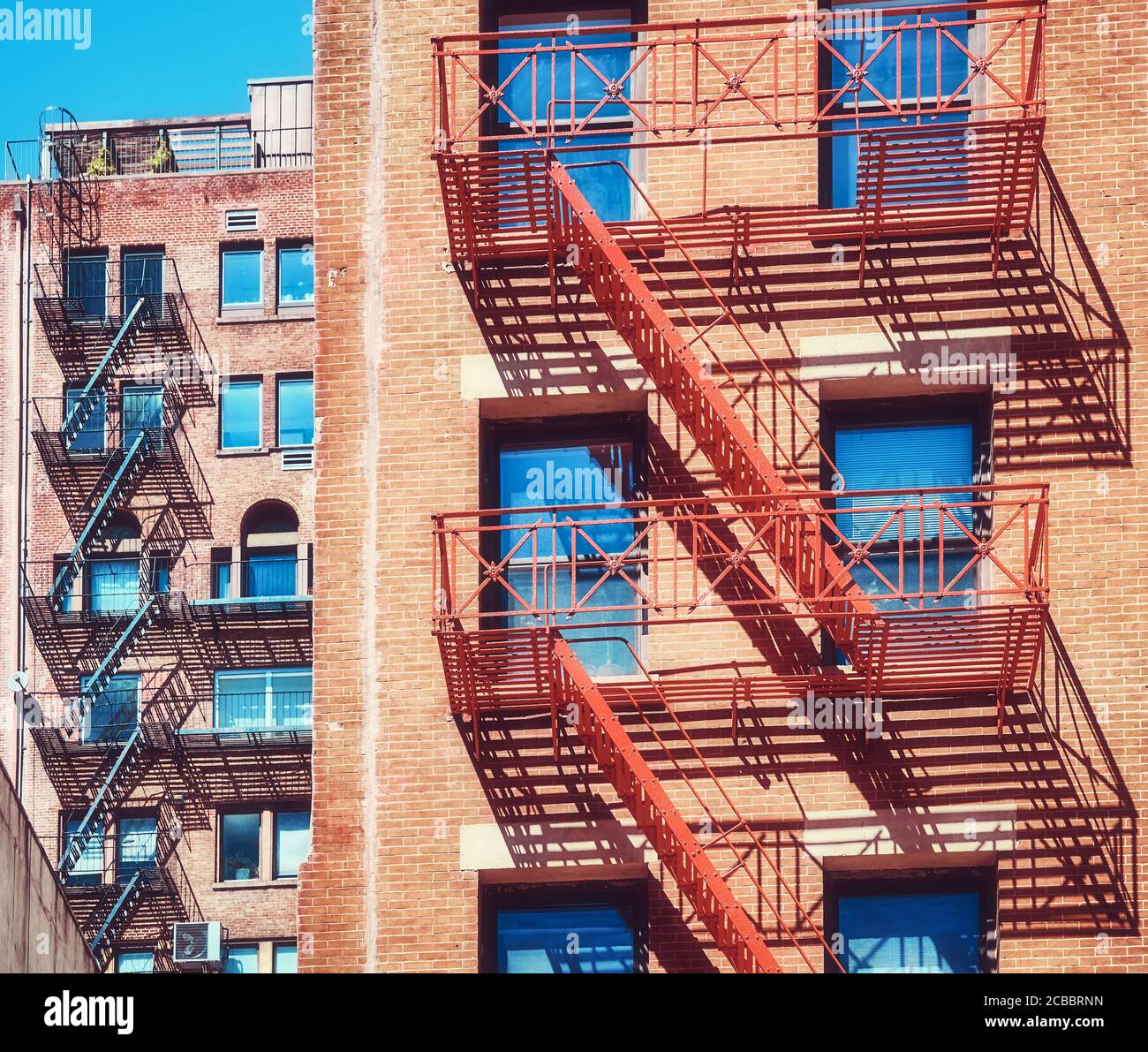 Alte Wohngebäude mit Feuertreppen, New York City, USA. Stockfoto