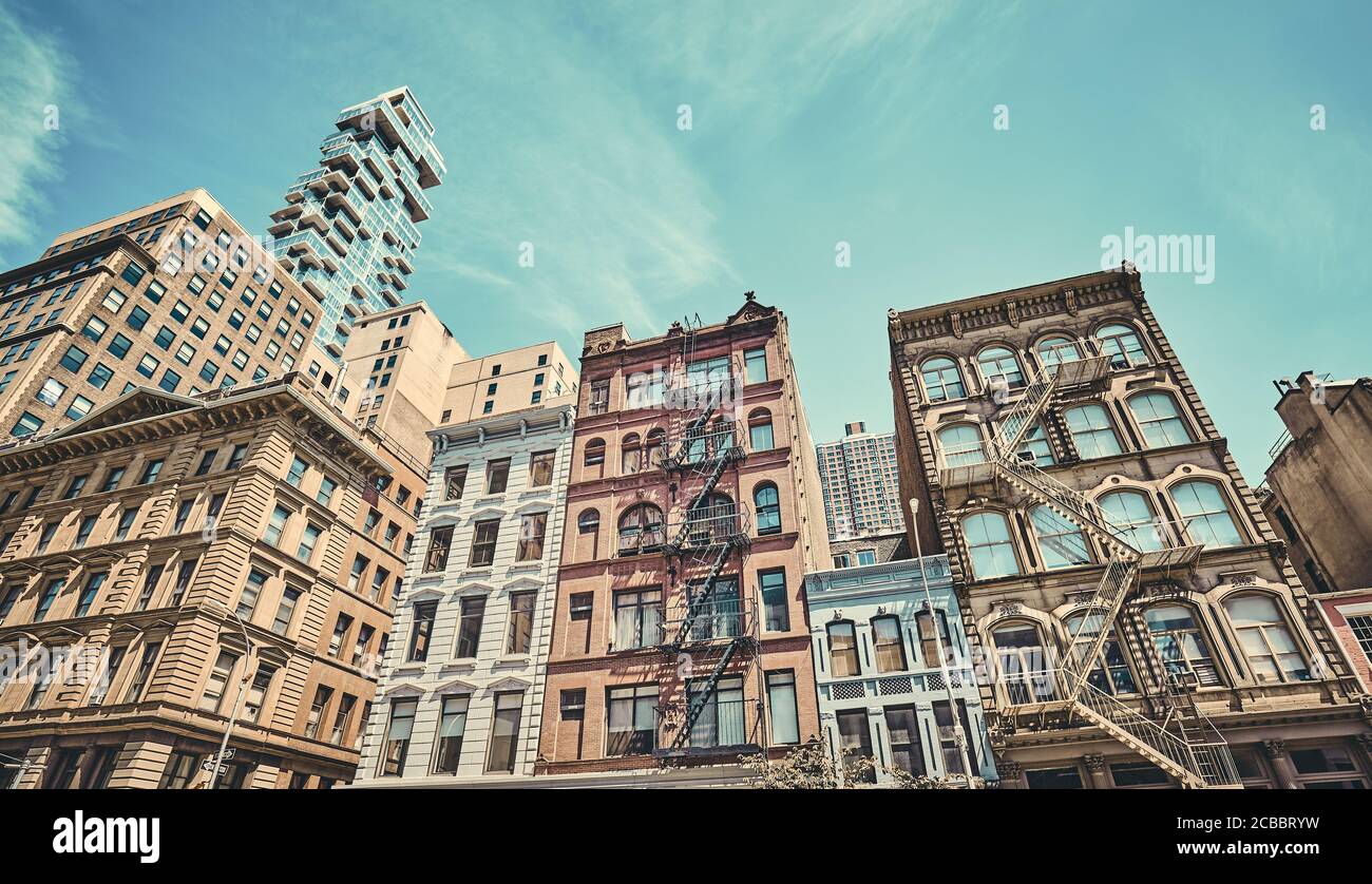 Alte Gebäude mit Feuerausbrüchen, Farbtonierung angewendet, New York City, USA. Stockfoto