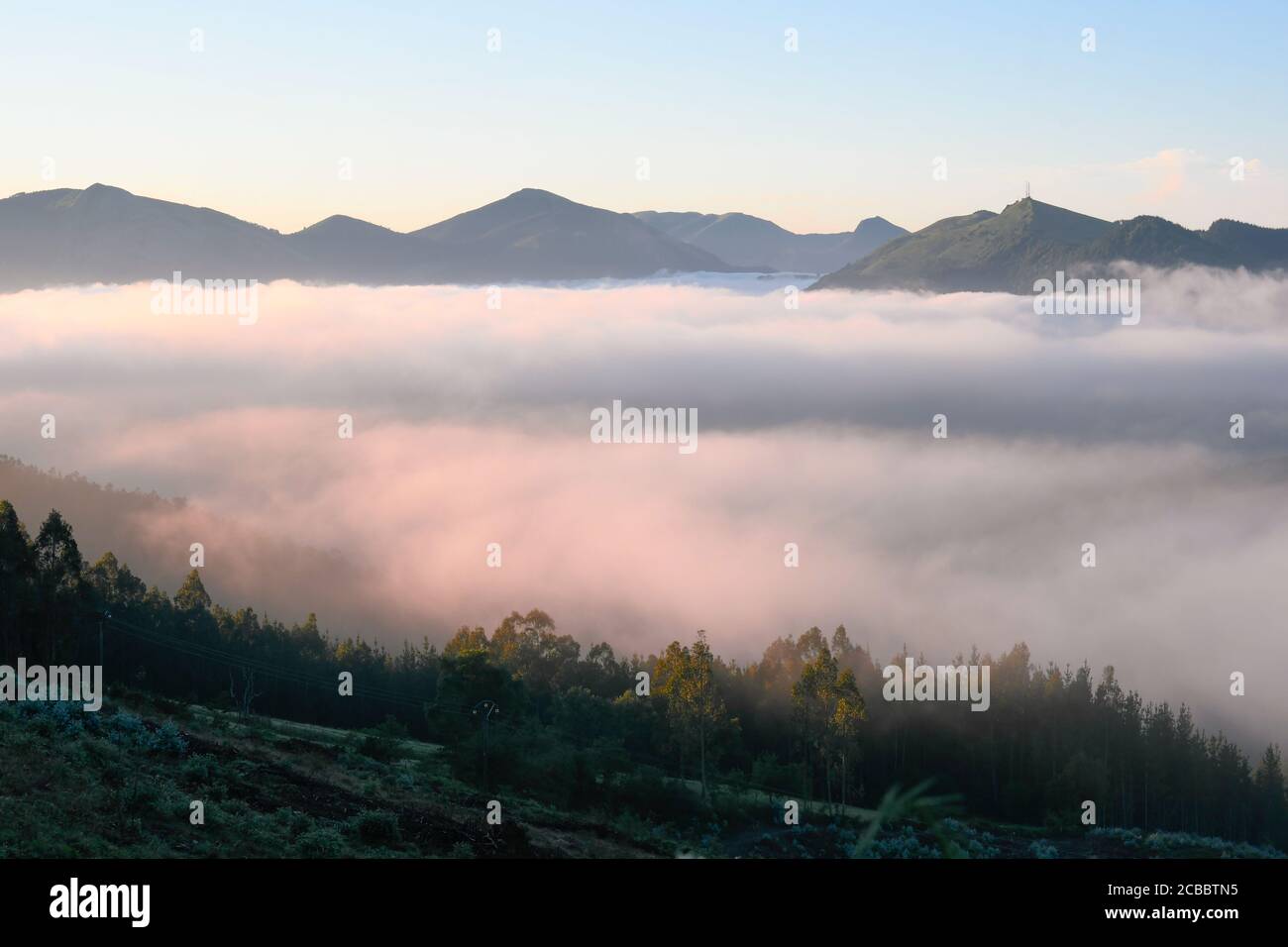 Sonnenaufgang mit einem Meer von Wolken und Bergen von Bizkaia Im Hintergrund Stockfoto