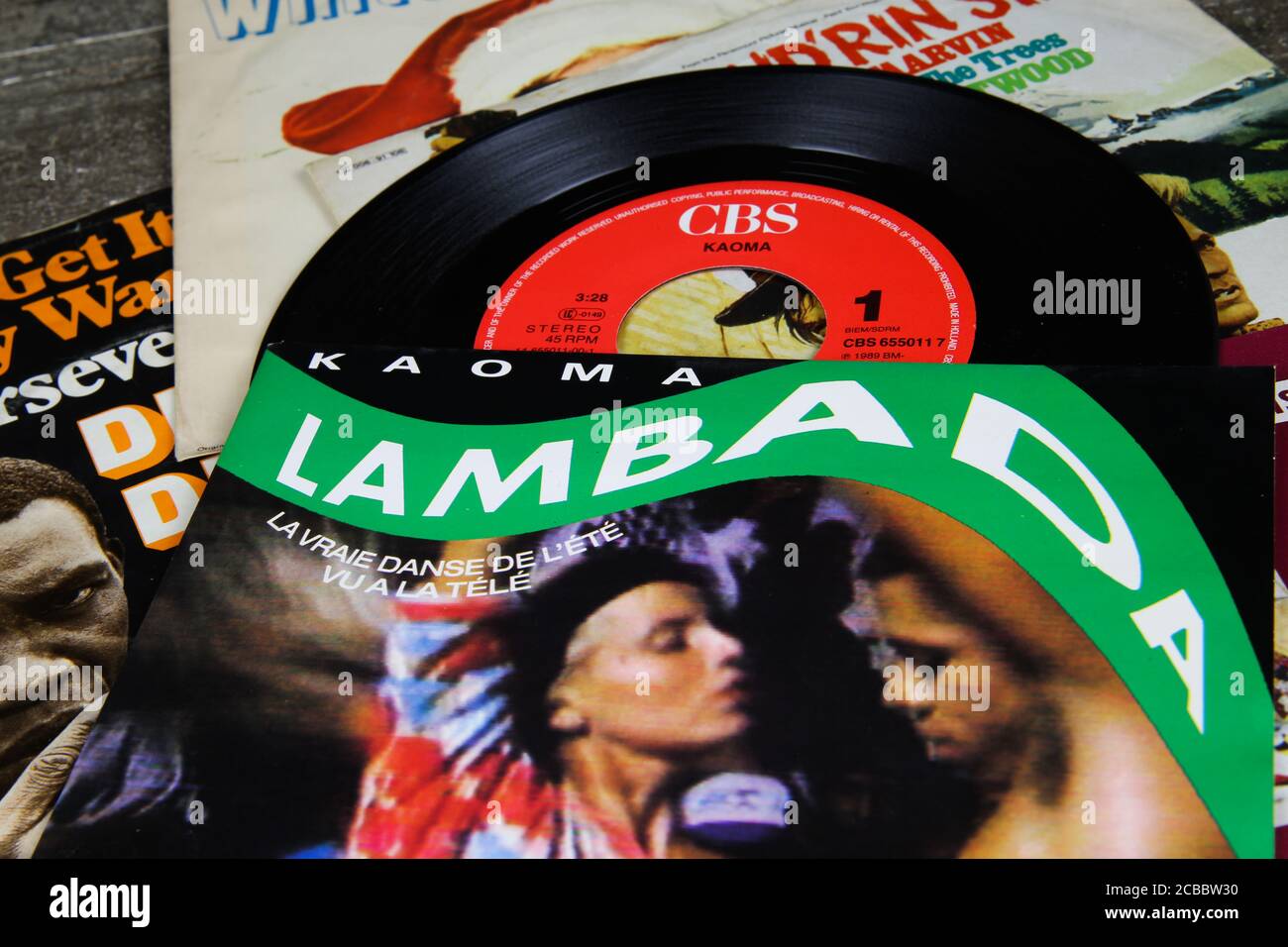 Viersen, Deutschland - 9. Juli. 2020: Nahaufnahme des isolierten Kaoma Lambada Single Vinyl Plattencovers von 1989 Stockfoto