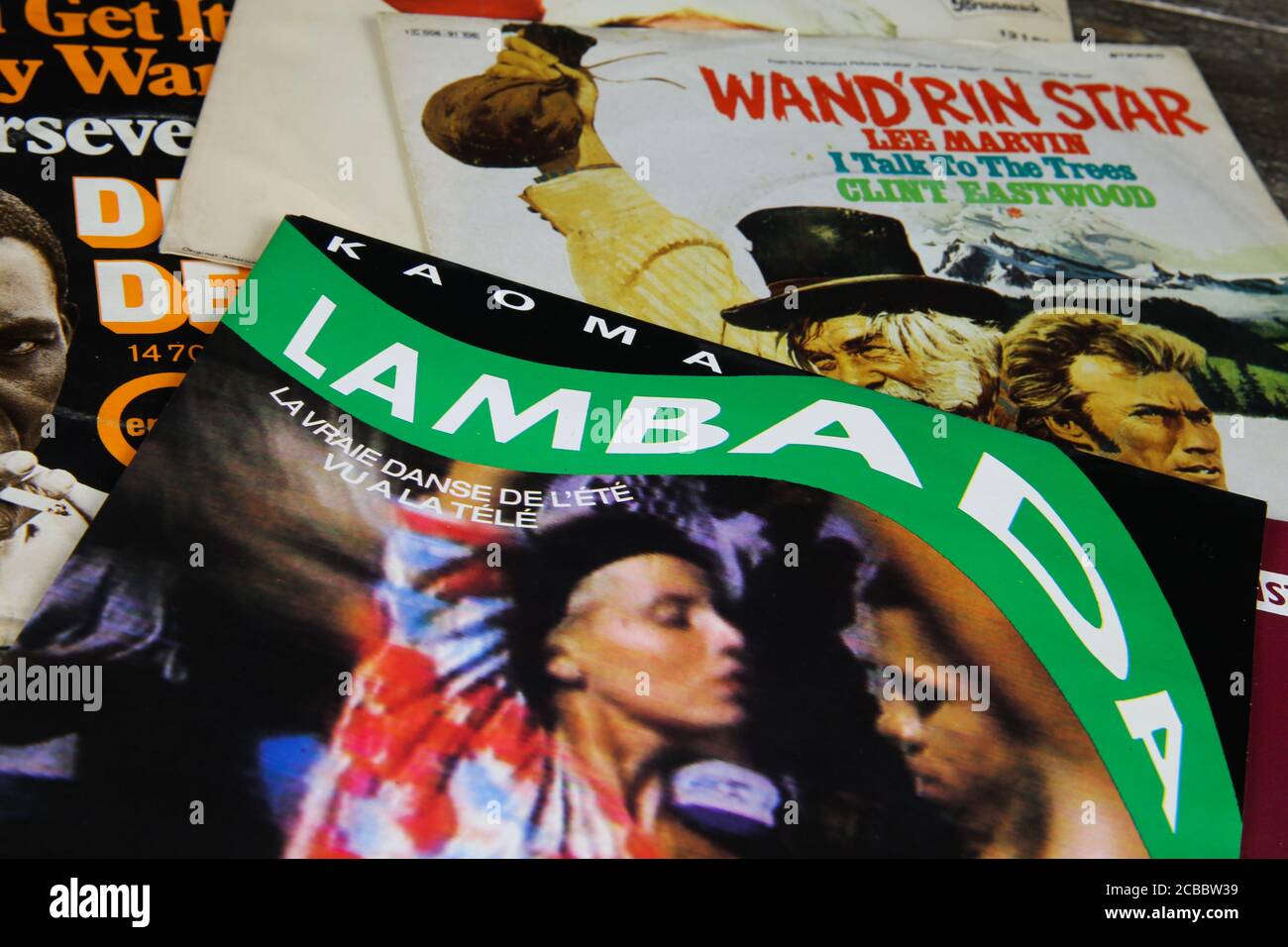 Viersen, Deutschland - 9. Juli. 2020: Nahaufnahme des isolierten Kaoma Lambada Single Vinyl Plattencovers von 1989 Stockfoto