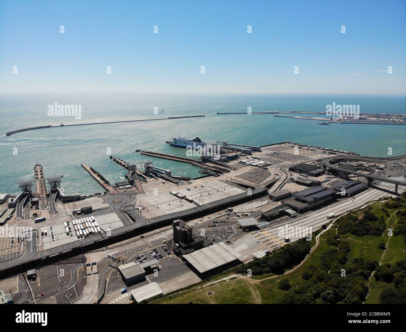 (Anmerkung des Herausgebers: Bild von einer Drohne)Ansicht von Dover Port, Kent. Immer mehr Migranten segeln in kleinen Booten aus französischen Hoheitsgewässern in den Ärmelkanal, wo sie von der britischen Grenztruppe legal an Land gebracht werden. Die Migranten können dann im Vereinigten Königreich Asyl beantragen. Stockfoto