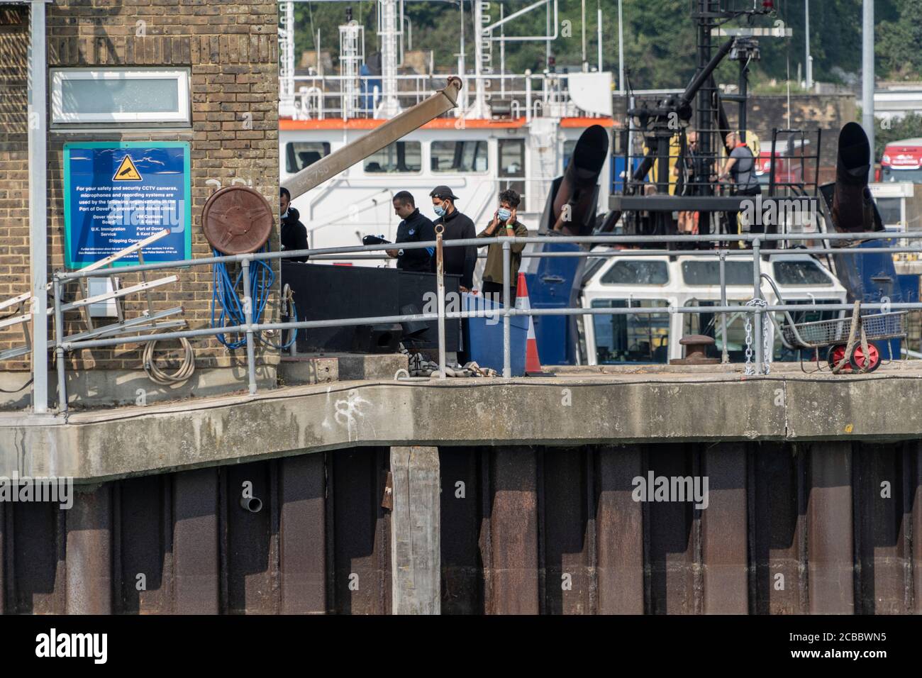 Migranten werden von der Grenztruppe im Hafen von Dover verarbeitet.immer mehr Migranten segeln in kleinen Booten aus französischen Hoheitsgewässern in den Ärmelkanal, wo sie von der britischen Grenztruppe legal an Land gebracht werden. Die Migranten können dann im Vereinigten Königreich Asyl beantragen. Stockfoto