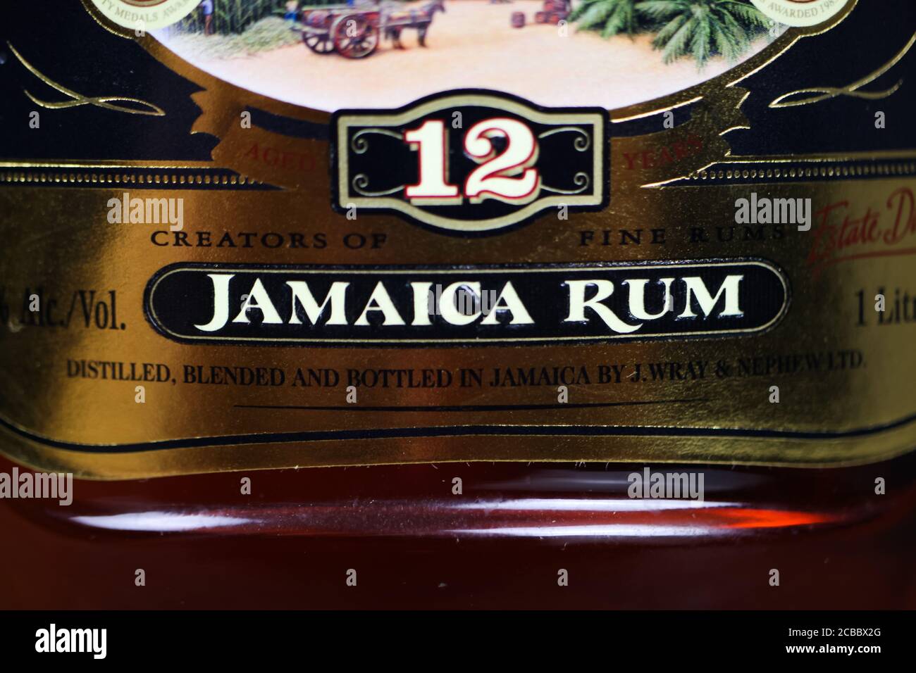 Viersen, Deutschland - 9. Juli. 2020: Nahaufnahme des isolierten Flaschenetiketts des 12 Jahre alten jamaika Rums Stockfoto