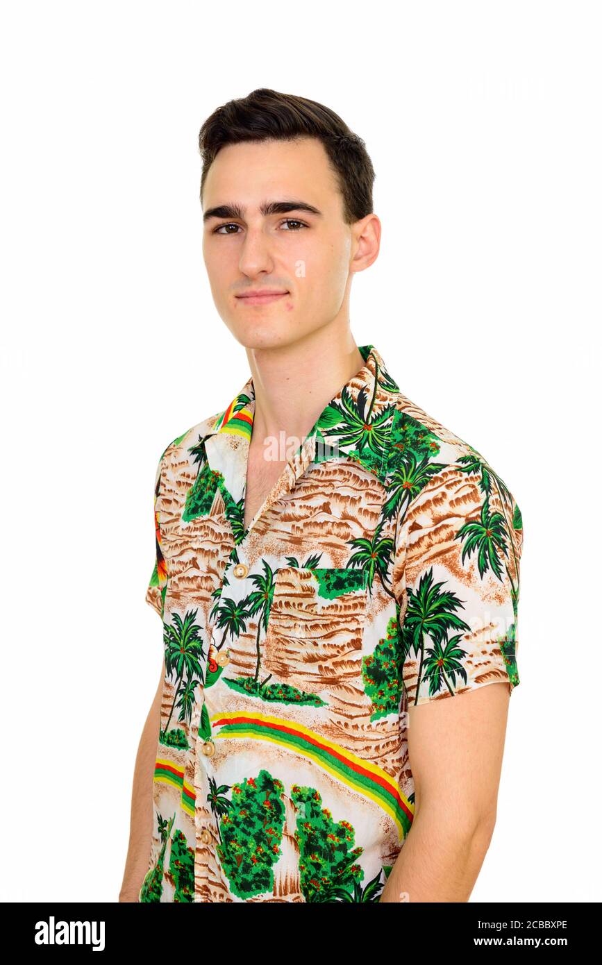 Studioaufnahme eines jungen, hübschen kaukasischen Mannes, der ein Hawaiihemd trägt Isoliert vor weißem Hintergrund Stockfoto