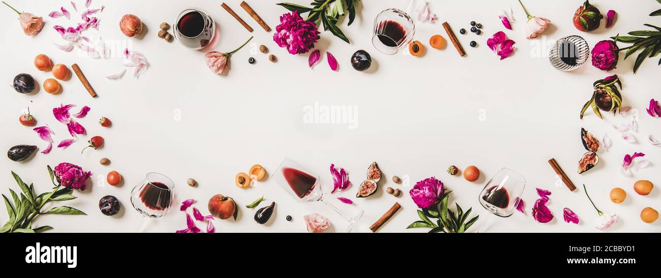 Rotwein in Gläsern mit Weinaromen Symbolen Stockfoto