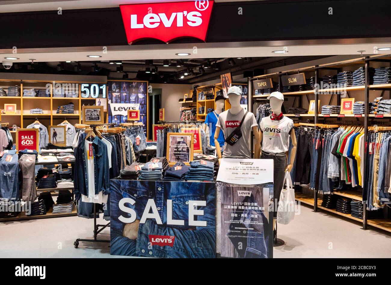 Hongkong, China. Juli 2020. Amerikanische Bekleidungsfirma Marke LeviÂ´s Geschäft in Hongkong gesehen. Kredit: Budrul Chukrut/SOPA Images/ZUMA Wire/Alamy Live Nachrichten Stockfoto