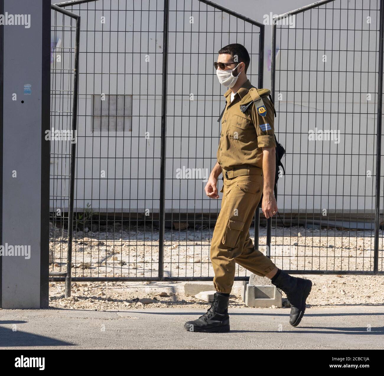 Jerusalem, Israel - 6. August 2020: Ein israelischer Soldat, der eine COVID Maske auf einer Jerusalemer Straße trägt. Stockfoto