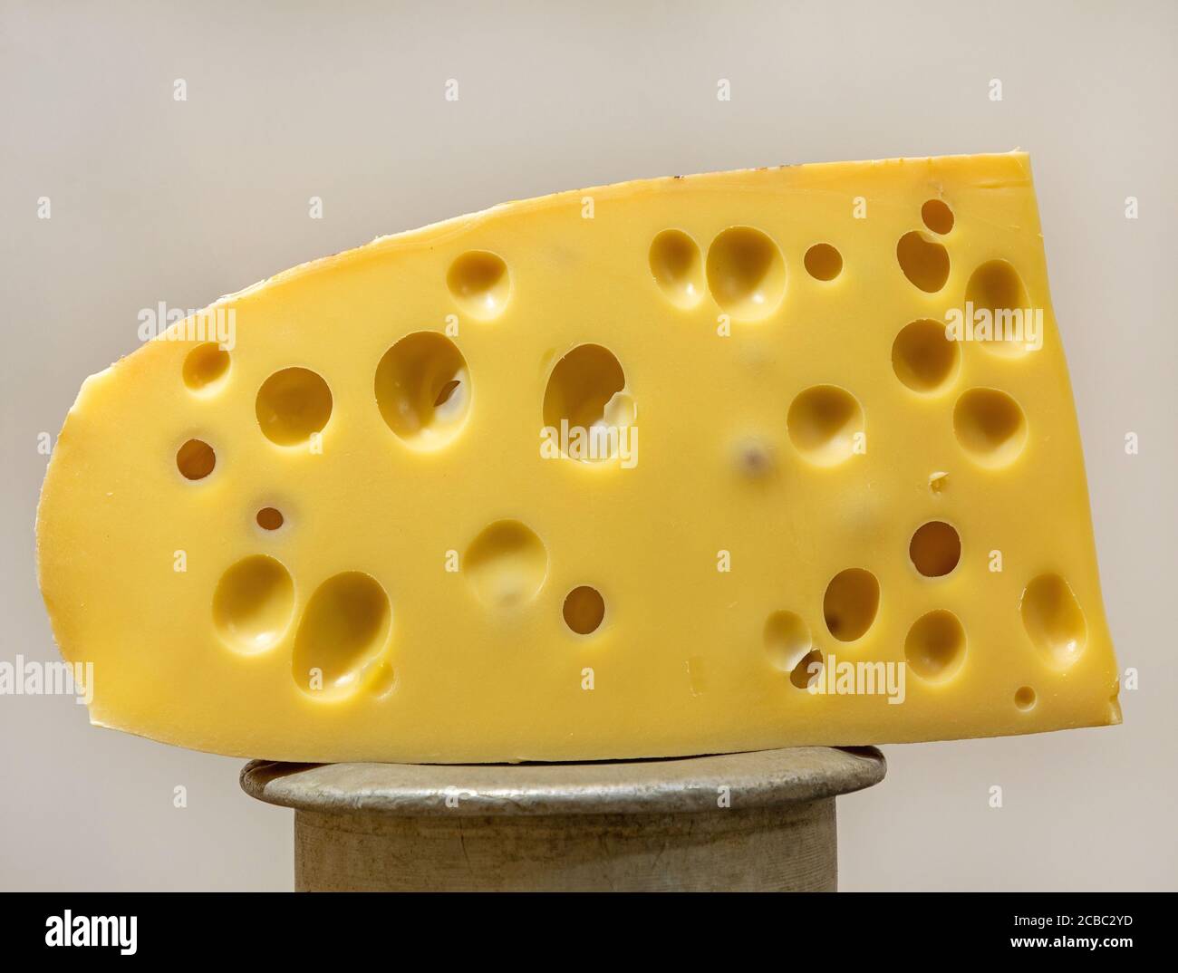 Großes Stück Emmentaler Käse Schweizer Küche Stockfoto