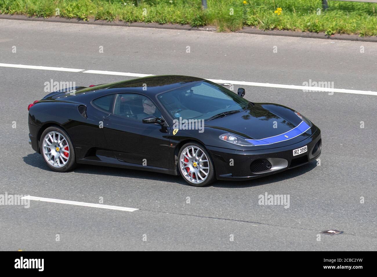 2006 schwarz Ferrari F430 F1; Fahrzeugverkehr Fahrzeuge bewegen, Autos fahren Fahrzeug auf britischen Straßen, Motoren, Fahren auf der Autobahn M6-Netz. Stockfoto