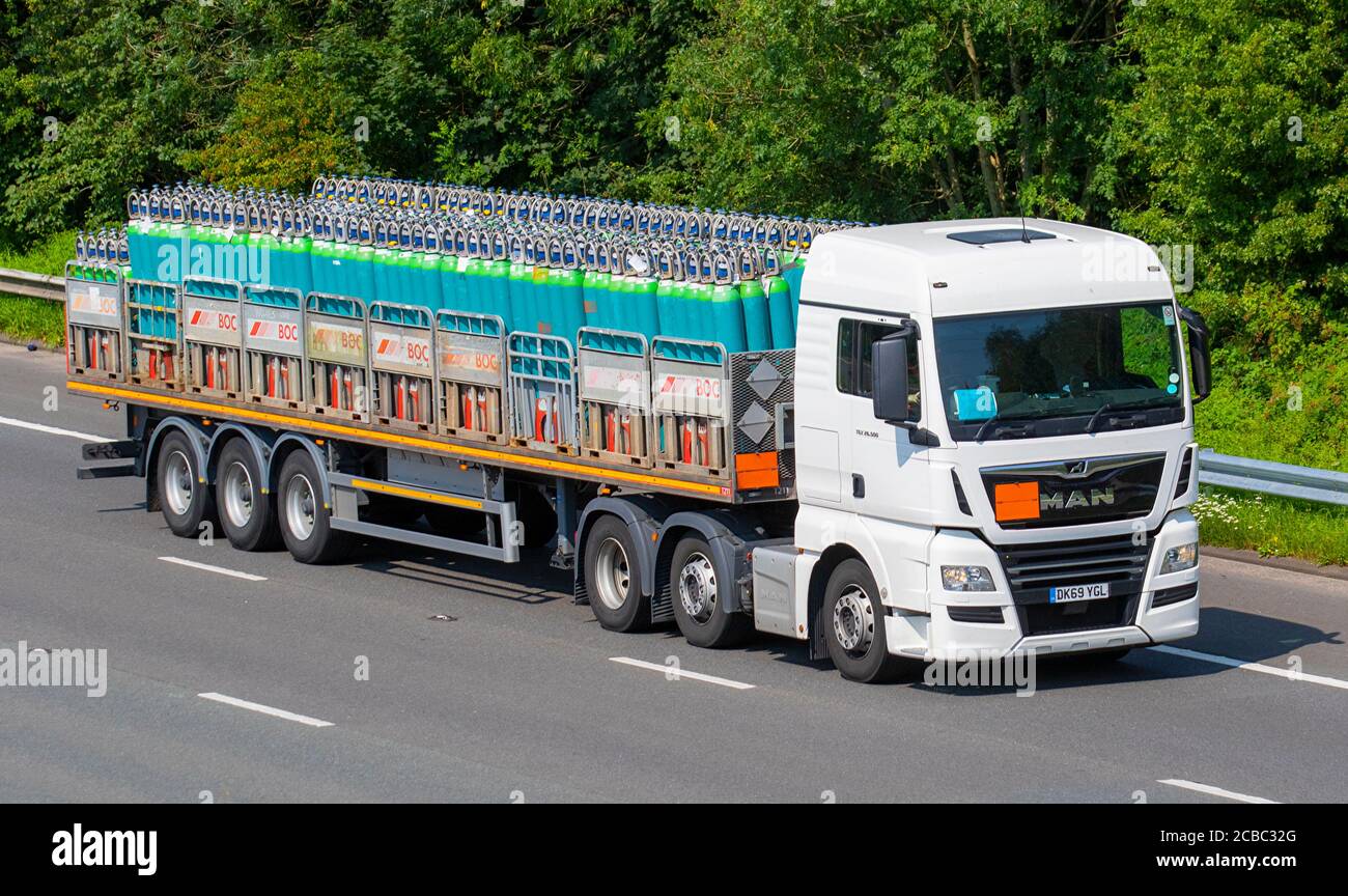 BOC Industrial Gases Speditions Delivery Trucks, LKW, Transport, man TGX Truck, Cargo Carrier, MAN Vehicle, European Commercial Transport industry LKW, M6 in Manchester, UK Stockfoto