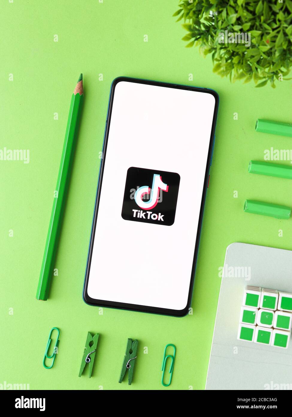 Assam, indien - Augest 8, 2020 : TikTok App-Logo auf Handy-Bildschirm Stock Bild. Stockfoto