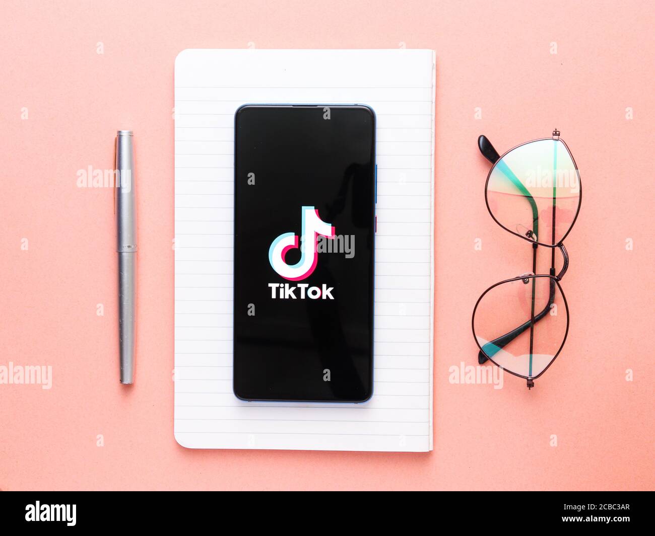 Assam, indien - Augest 8, 2020 : TikTok App-Logo auf Handy-Bildschirm Stock Bild. Stockfoto