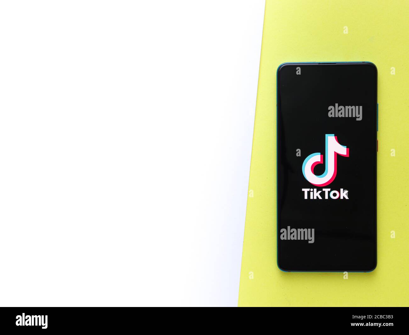 Assam, indien - Augest 8, 2020 : TikTok App-Logo auf Handy-Bildschirm Stock Bild. Stockfoto