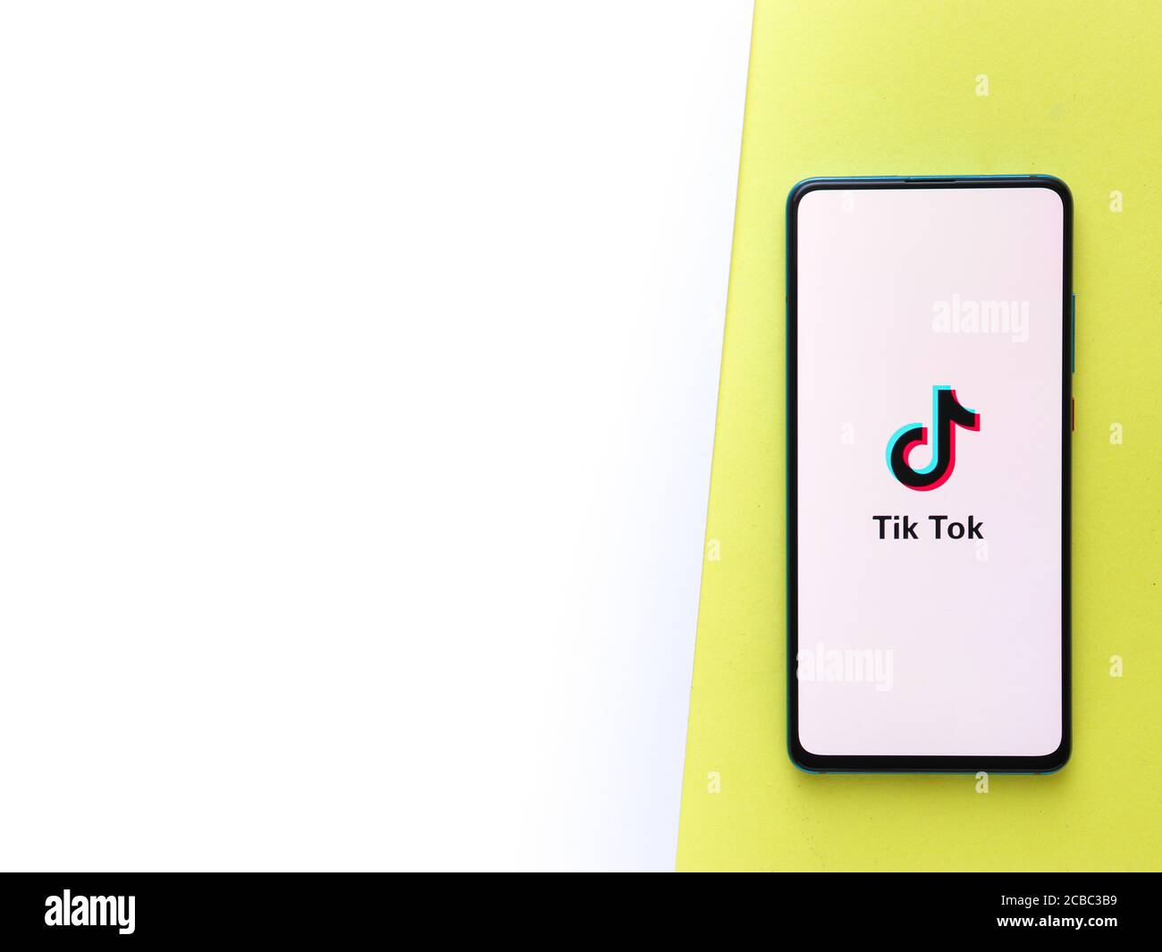 Assam, indien - Augest 8, 2020 : TikTok App-Logo auf Handy-Bildschirm Stock Bild. Stockfoto