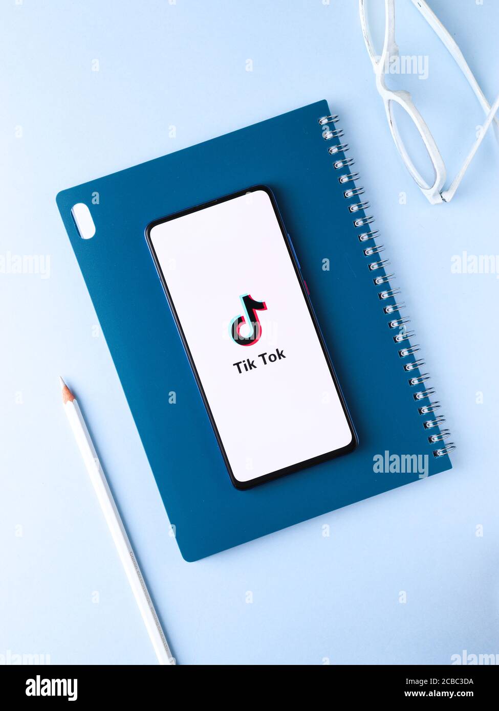 Assam, indien - Augest 8, 2020 : TikTok App-Logo auf Handy-Bildschirm Stock Bild. Stockfoto