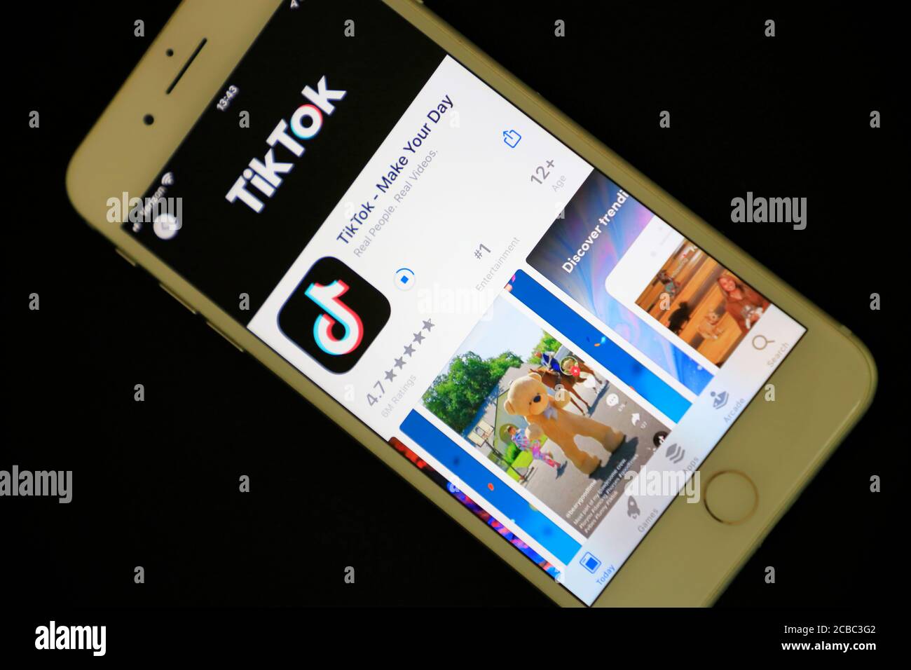 Herunterladen Tik Tok die Online-Video-Sharing-und Hosting-App Vom App Store auf ein iPhone Stockfoto