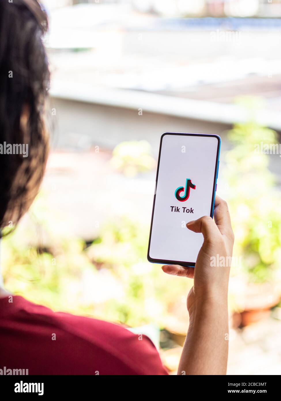 Assam, indien - Augest 8, 2020 : TikTok App-Logo auf Handy-Bildschirm Stock Bild. Stockfoto