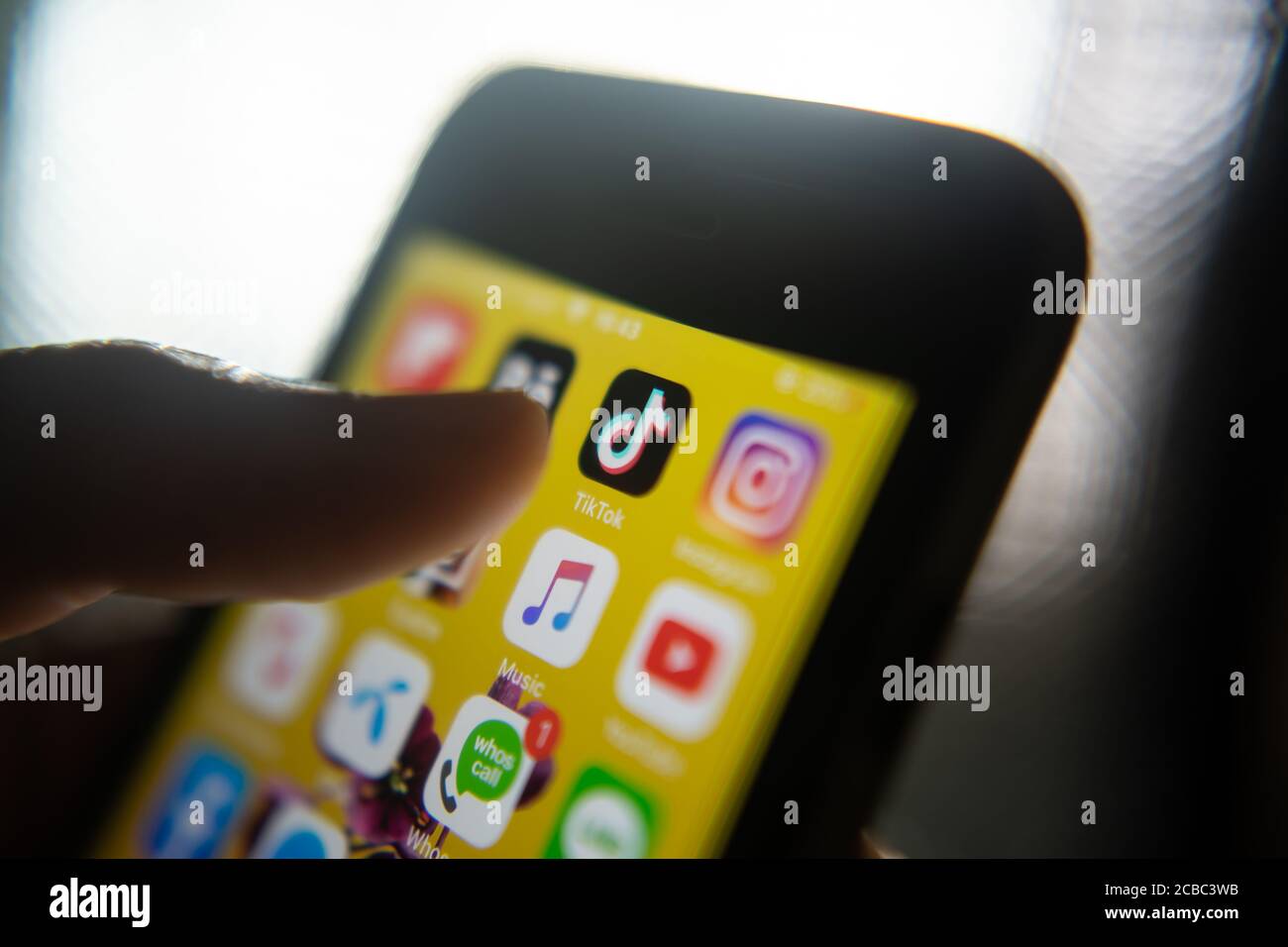 Bangkok, Thailand - August 12, 2020 : iPhone 7 zeigt seinen Bildschirm mit TikTok und andere Anwendungs-Symbole. Stockfoto