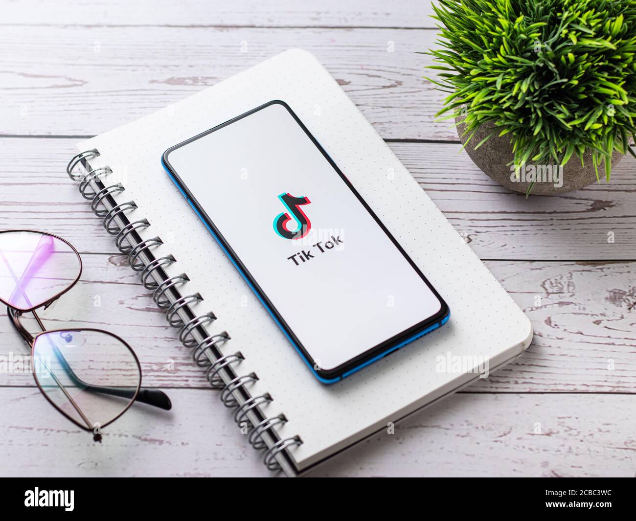 Assam, indien - Augest 8, 2020 : TikTok App-Logo auf Handy-Bildschirm Stock Bild. Stockfoto