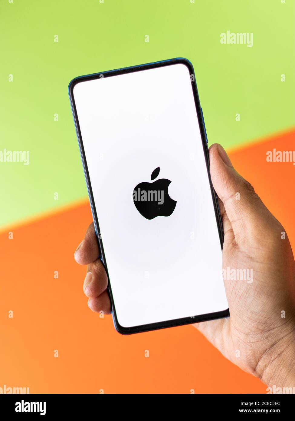 Assam, indien - Augest 9, 2020 : Apple-Logo auf Handy-Bildschirm Stock Bild. Stockfoto