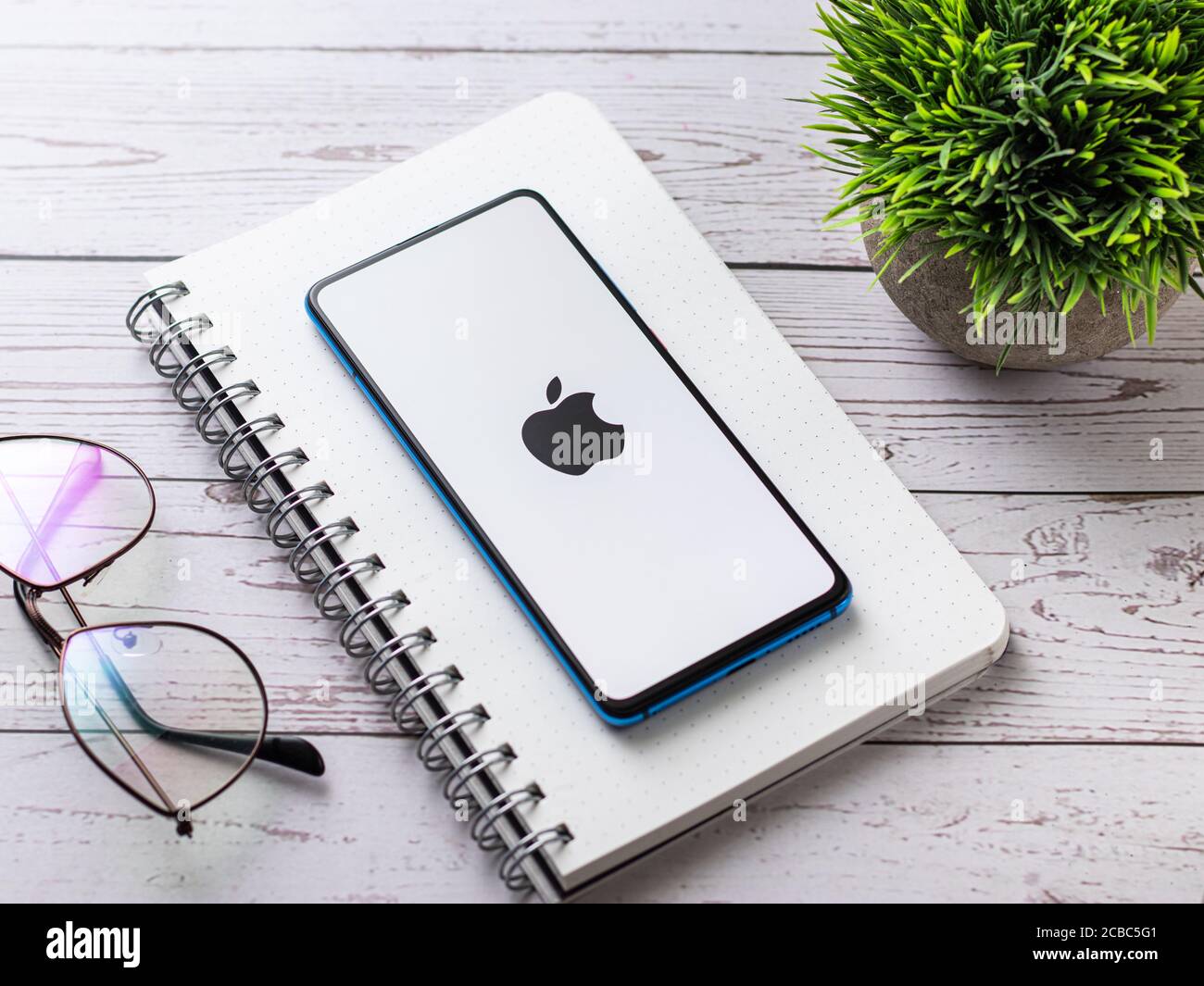 Assam, indien - Augest 9, 2020 : Apple-Logo auf Handy-Bildschirm Stock Bild. Stockfoto