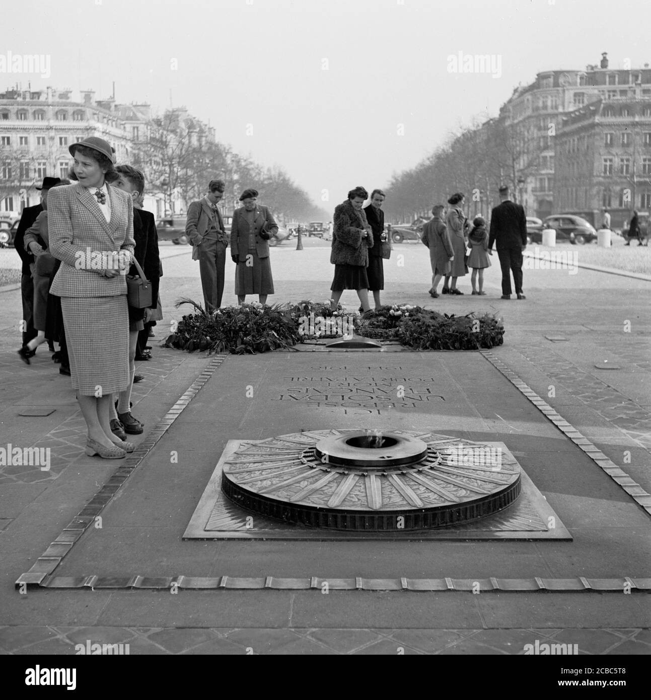 1950er Jahre, historisch, Paris, Frankreich, am Arc de Triomphe, gut gekleidete Menschen an dem Grab geschrieben, "Ici repose UN Soldat Francais Mort Pour La Patrie 1914-1945", das Grab des unbekannten Soldaten des Ersten Weltkriegs mit der ewigen Flamme. Stockfoto