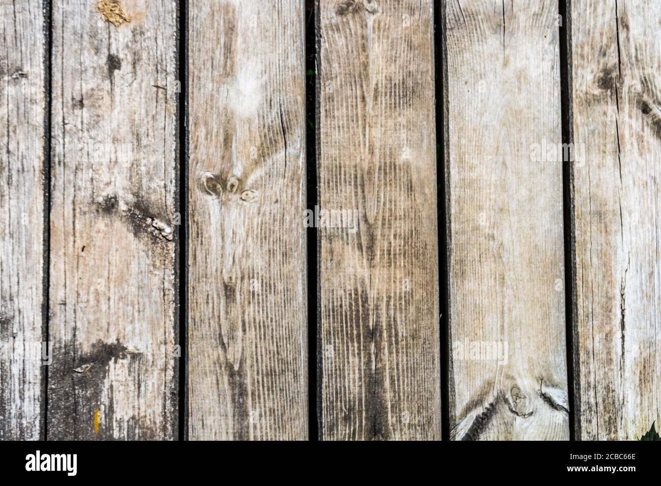 Eine Holzbank vor einem Holzzaun Stockfoto