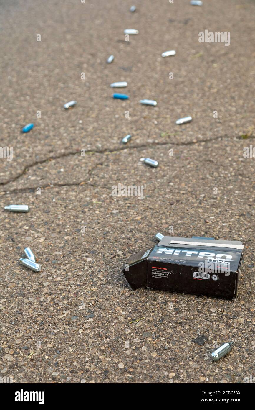 Detroit, Michigan - ausrangierte Lachgas-Kanister (n2o) verwüsten die Straßen im Südwesten von Detroit. Auch genannt 'Lachgas', die Droge, beim Einathen Stockfoto