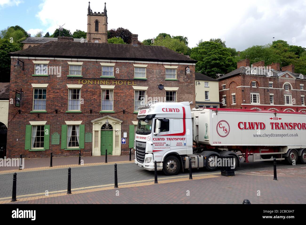 Lastkraftwagen fahren durch Ironbridge trotz einer LKW-Gewichtsbeschränkung, die schwere Lastkraftwagen verbietet. Stockfoto