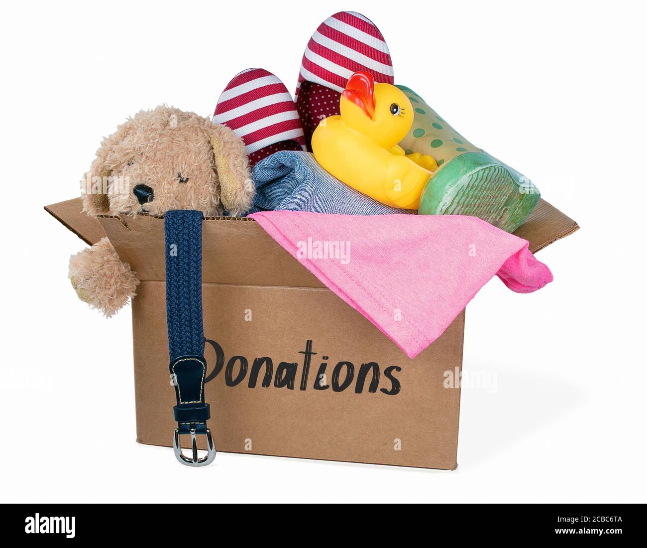 Karton gefüllt mit gespendeten gebrauchten Spielsachen und Kleidung isoliert Auf Weiß Stockfoto