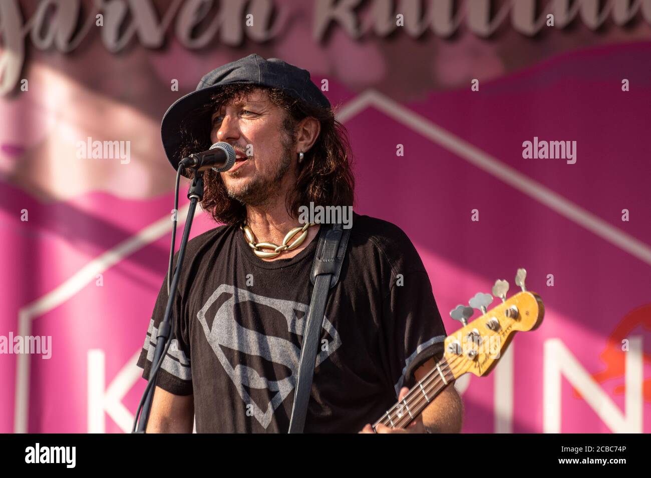 Sami Yaffa auf der Bühne beim Krapin Paja Open-Air-Konzert in Tuusula, Finnland Stockfoto