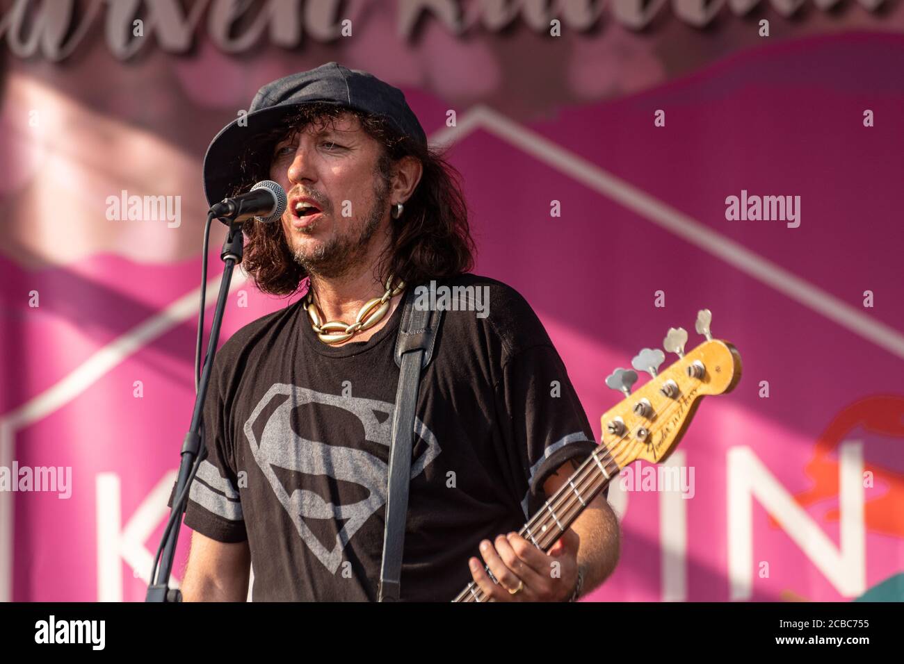 Sami Yaffa auf der Bühne beim Krapin Paja Open-Air-Konzert in Tuusula, Finnland Stockfoto