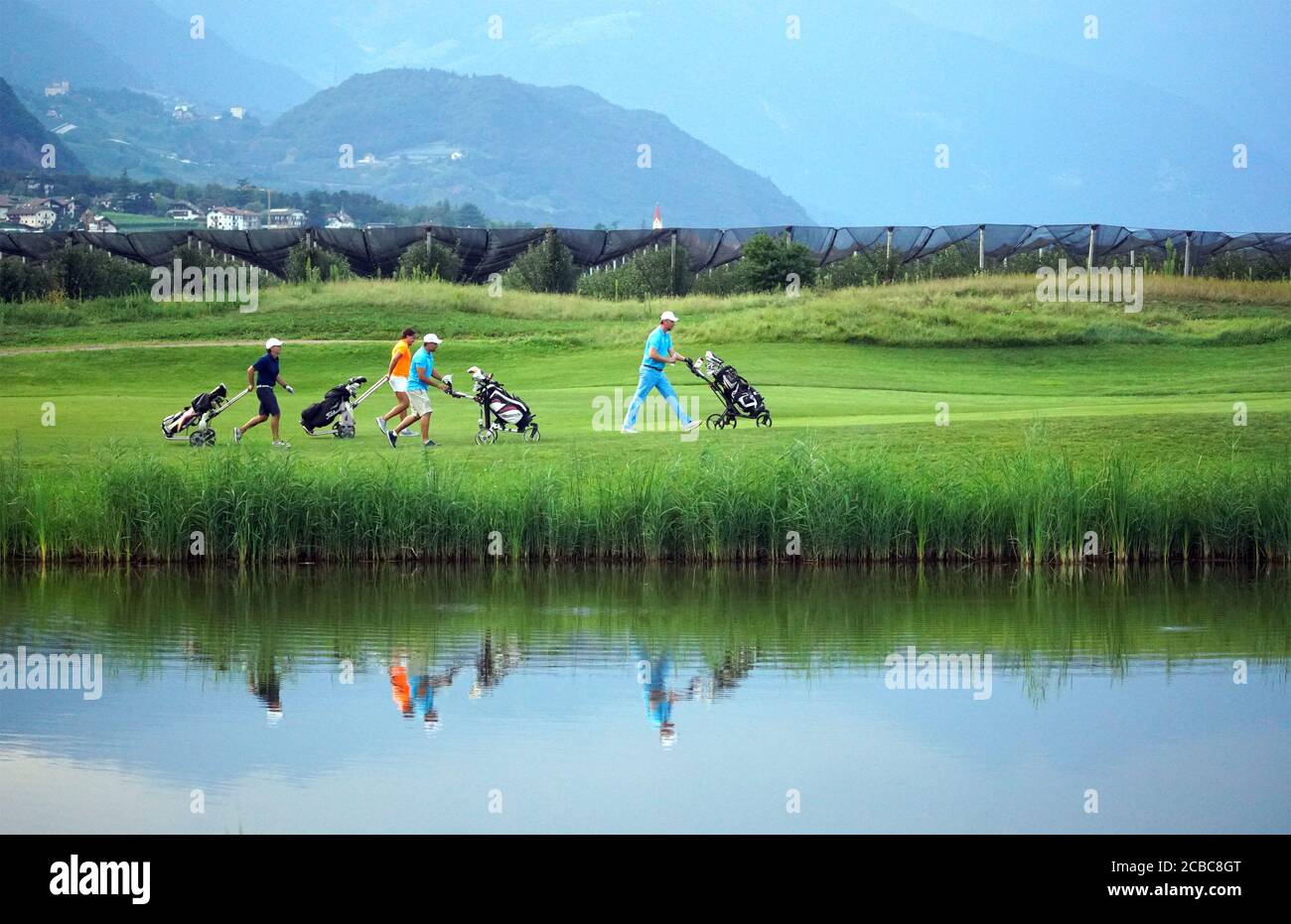 Gruppe von Freunden - Golfer genießen das Spiel im Blue Monster Golf Club in Südtirol Italien nach der COVID-19 Sperre am 11. August 2020. Stockfoto