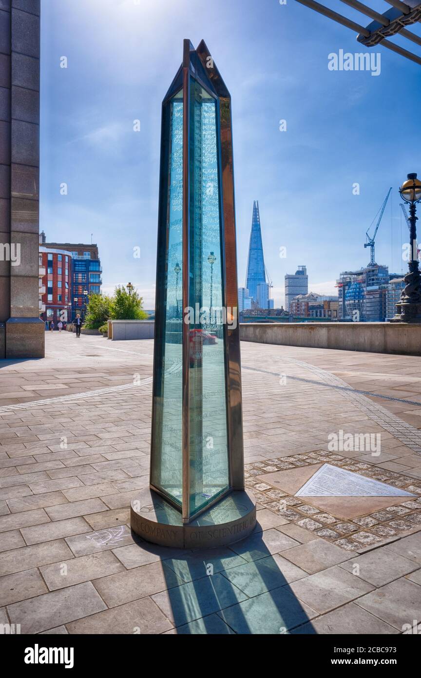 Millennium Measure, der Stadt geschenkt von der Worshipful Company of Scientific Instrument Makers in Stahl und Glas zum Gedenken an 2000 Jahre London Stockfoto