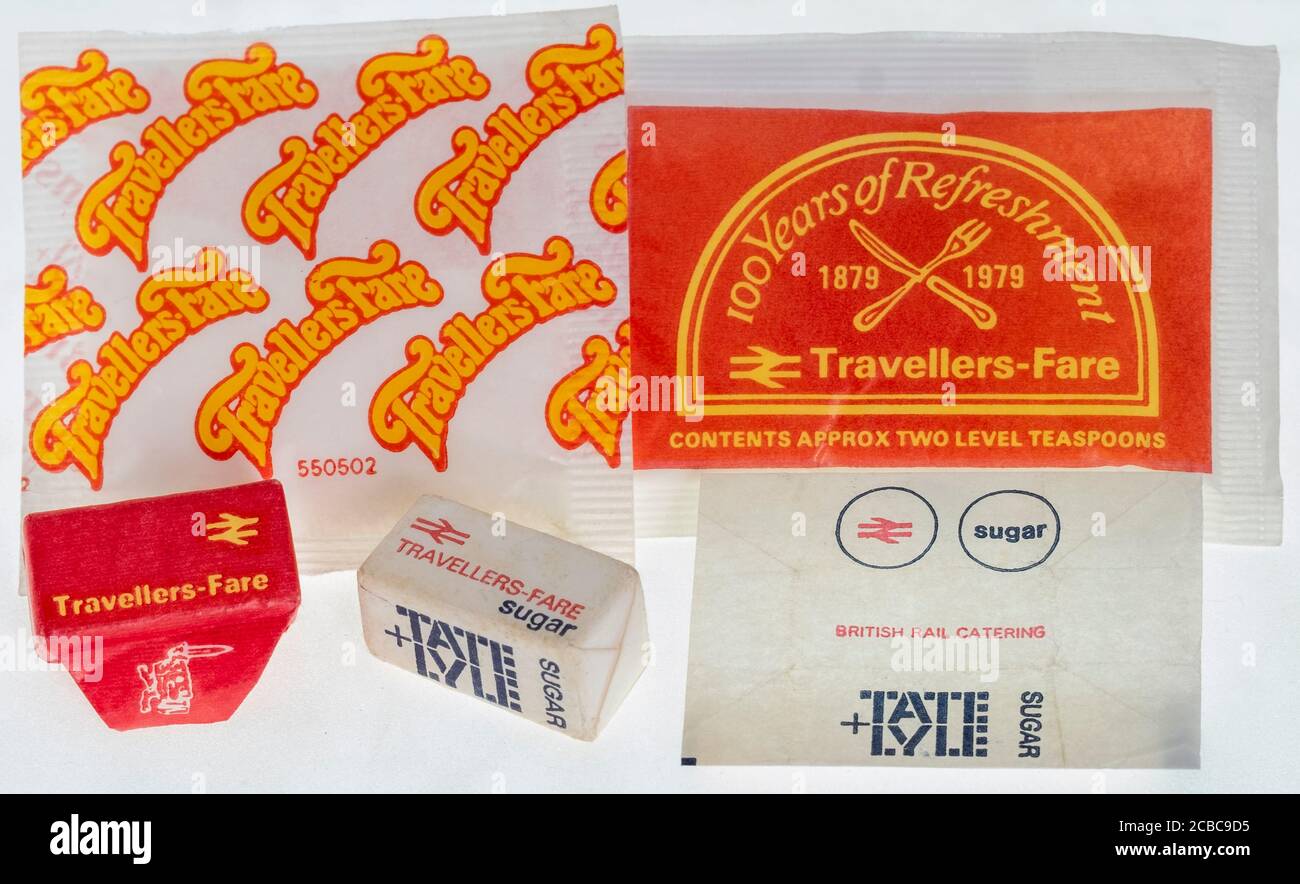 Eine Auswahl an Zuckerpaketen für die britische Eisenbahn, die vor der Privatisierung in den 1980er Jahren in Zügen und Bahnhöfen mit Lebensmitteln und Getränken verkauft wurden. Stockfoto