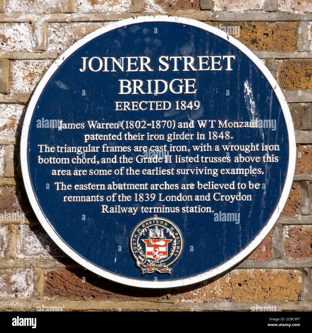 Tafel der Joiner Street Bridge an der London Bridge zur Erinnerung an die erste Patentierte Eisenträgerbrücke für die Eisenbahn Stockfoto