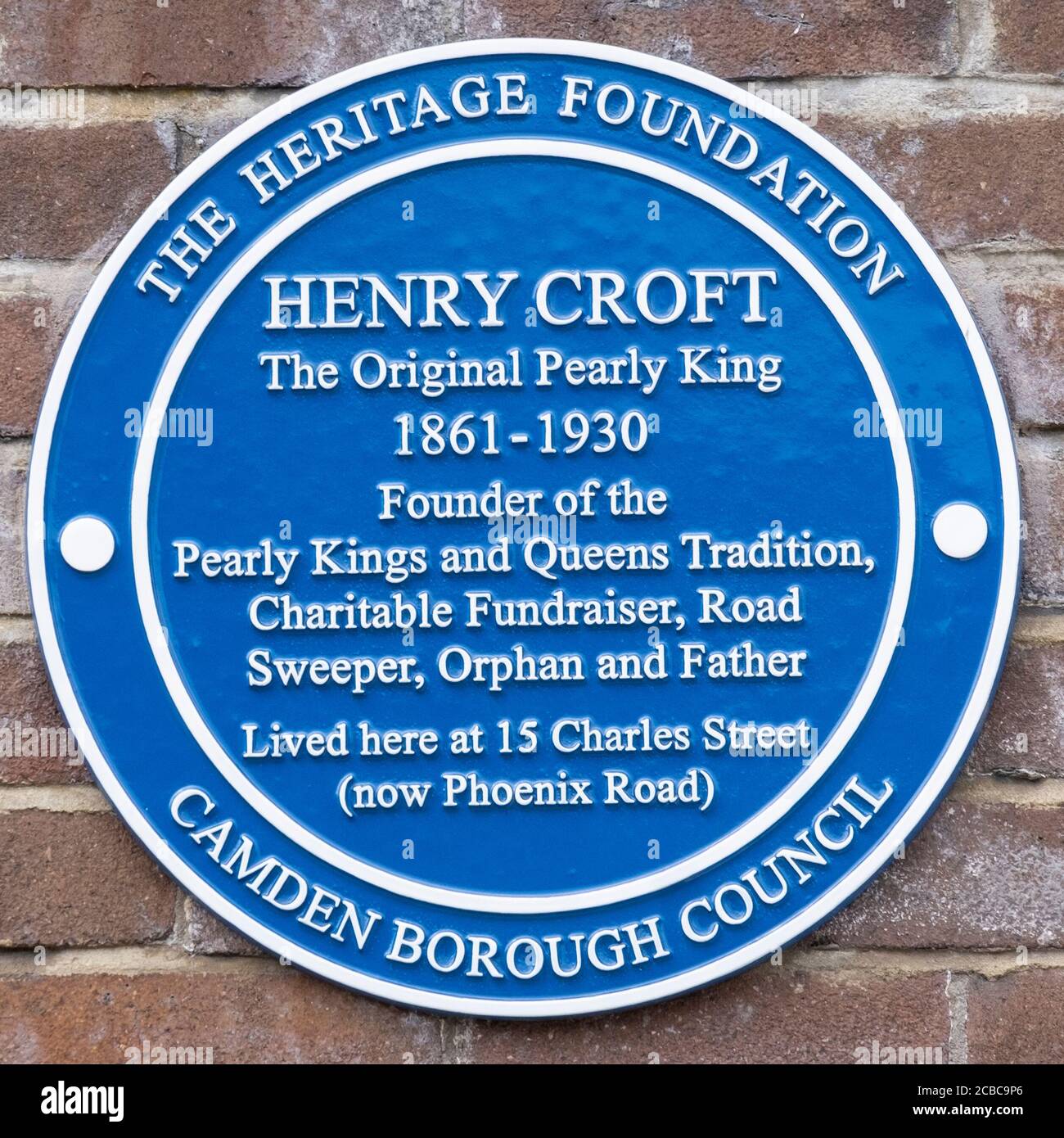 Gedenktafel an Henry Croft, der das gemeinnützige London gründete Pearly Kings und Queens, die unverwechselbaren Perlmutt tragen Knopfkostüme Stockfoto