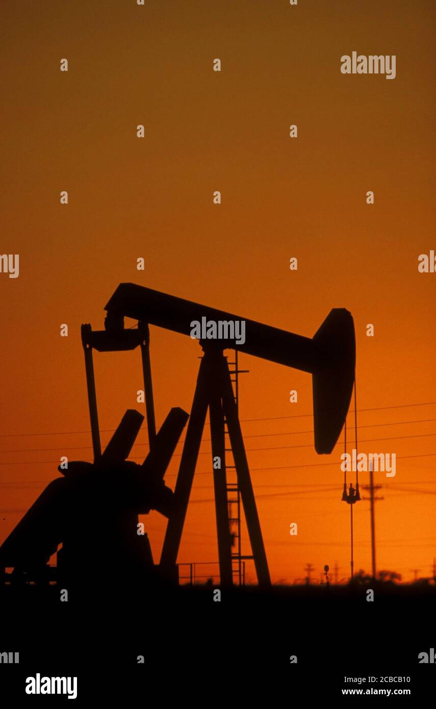 Pumpjack-Bohrungen bei Sonnenuntergang im nördlichen Permian Basin in der Nähe von Lamesa, Texas. ©Bob Daemmrich Stockfoto