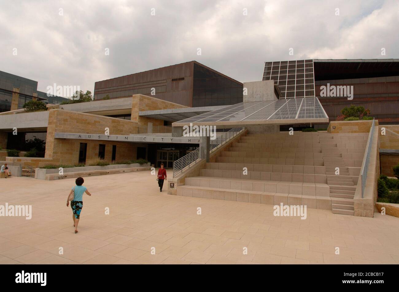 Austin Texas USA, 4. Mai 2006: Das Rathaus, das vom Architekten Antoine Predock entworfen und 2004 fertiggestellt wurde, besteht aus recyceltem Kupfer und Kalkstein und verfügt über Solarpaneele in seinem umweltfreundlichen Design. ©Bob Daemmrich Stockfoto