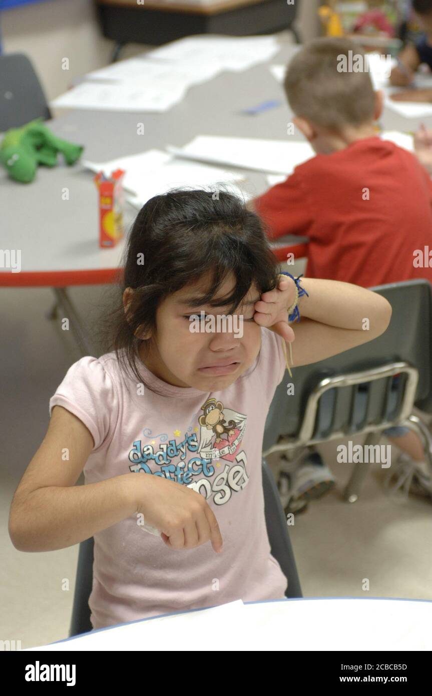 Mabank, Texas, USA, 19. August 2006: Während der ersten Unterrichtswoche an der Mabank Central Elementary School weint eine Kindergartenstudentin frustriert, während sie versucht, Bilder an ihrem Tisch zu malen. ©Bob Daemmrich Stockfoto