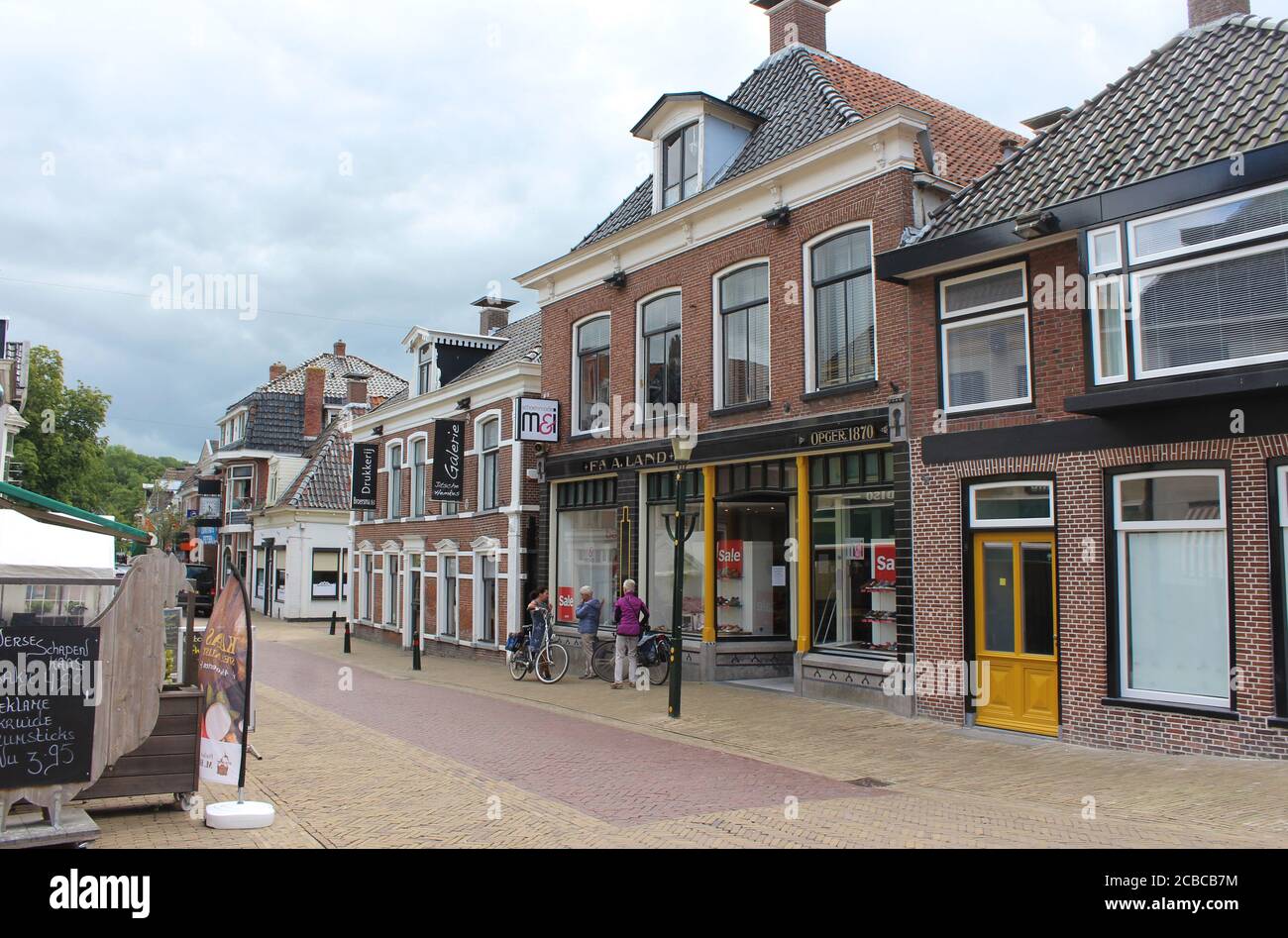 KOLLUM, NIEDERLANDE, 21. JULI 2020: Blick auf die Haupteinkaufsstraße 'Voorstraat' im Zentrum von Kollum. Kollum ist eine kleine Stadt in Friesland in der n Stockfoto